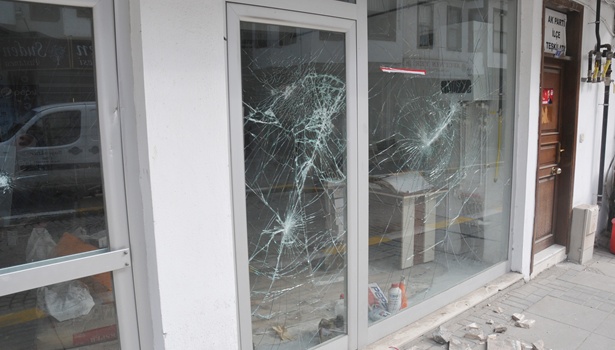 Bir dükkanın camlarını kıran şahıs gözaltına alındı