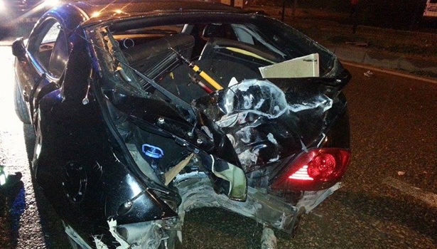 Ereğli´de, alkollü sürücü elektrik direğine çarptı: 2 Yaralı