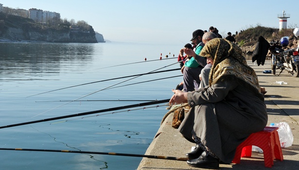 72 yaşındaki Nine avlanan balıkçıları gölgede bıraktı