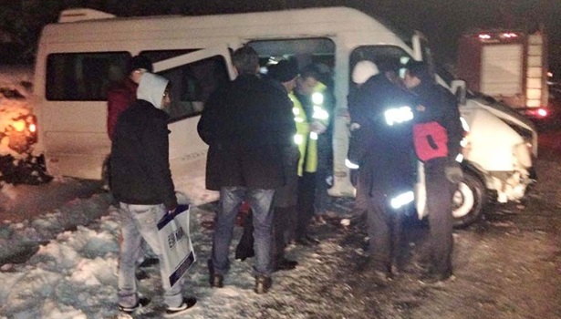 Buzda kayan minibüs istinat duvarına çarptı: 3 yaralı