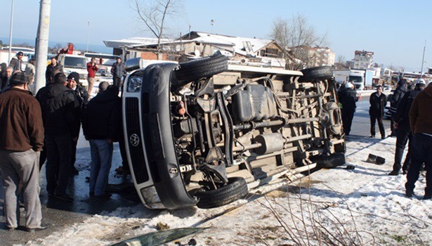 Akçakoca´da minibüs devrildi: 1´i ağır 13 yaralı