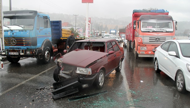 Otomobil kırmızı ışıkta bekleyen  minibüse çarptı: 1 yaralı