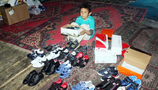 Bir çift ayakkabı istedi, Türkiyenin dört bir yanından yardım yağdı