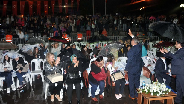 Başkan Uysal yağmurlu konserde Ereğliye büyük müjde verdi