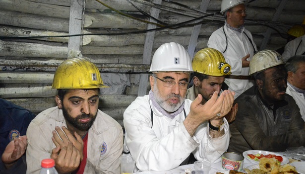 Ramazan ayının ilk iftarını maden işçileriyle açtı