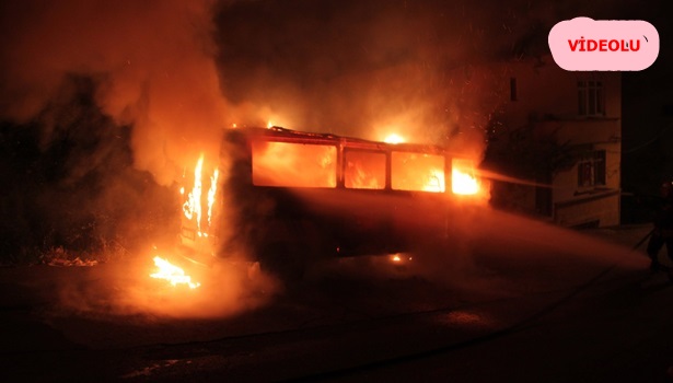 Ereğli´de, park halindeki bir minibüs alev alev yanarak hurdaya döndü