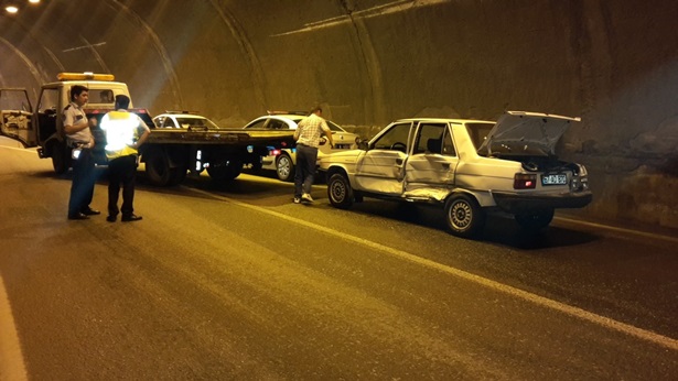 Otomobiller tünelde çarpıştı: 1 yaralı