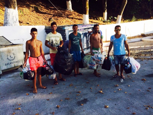 Plaj görevlileri ve vatandaşlar sahilde temizlik yaptı