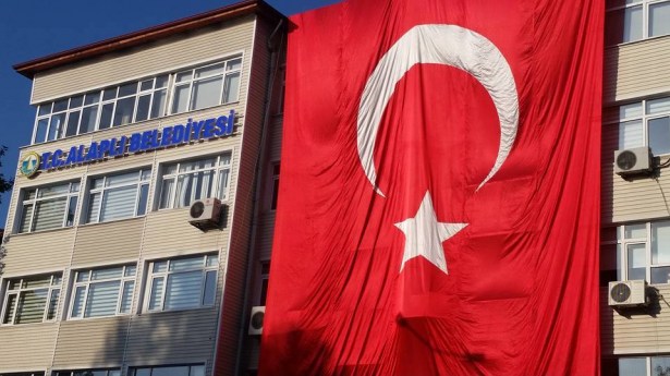 Alaplı Belediyesinden terör olaylarına Türk Bayraklı tepki