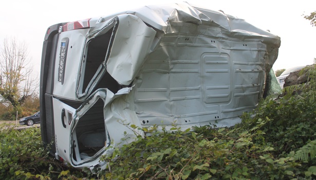 Zonguldak-Ereğli karayolunda minibüs yan yattı: 1 yaralı