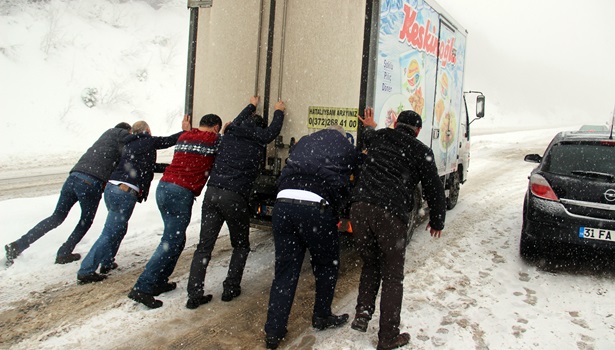 Zonguldak-Ereğli yolunda araçlar yolda kaldı