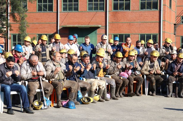 Maden işçilerinden,18 mart şehitler günü ve maden şehitleri için dua