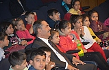 Başkan Uysal, öğrencilerle tiyatro izledi