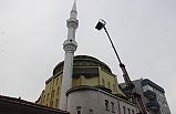 Cami minaresini boyarken vinçte mahsur kaldılar