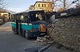 Yolcu minibüsü duvara çarptı: 2 yaralı