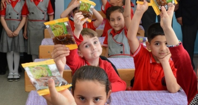 Okullarda kuru üzüm dağıtımı başladı