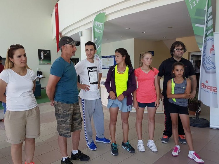 Cumhuriyet Ortaokulu´nun Tenisci kızları  Türkiye 2.si oldu