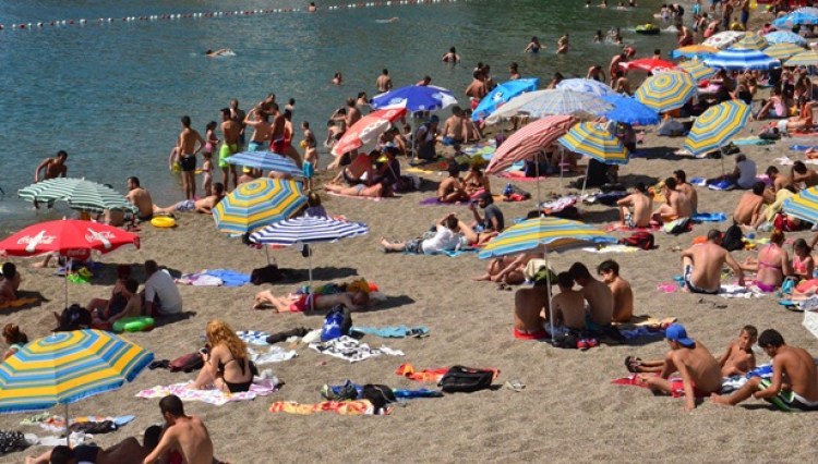 Sıcaktan bunalan halk plaja akın etti