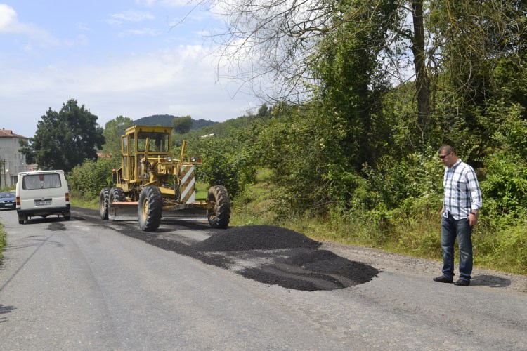 Alaplı´da köy yollarına asfalt çalışması