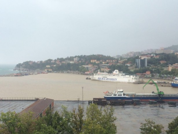 Zonguldak Limanı çamur deryasına büründü