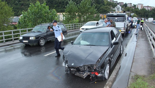 Gülüç köprüsünde kaza, lastiği kopan otomobil 150 metre sürüklendi