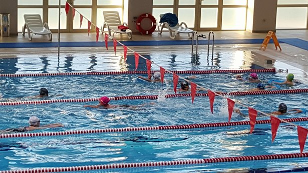 BEÜ Yarı Olimpik Havuzun ilk ziyaretçileri minik sporcular oldu