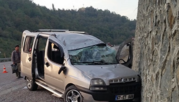 Aracı mıcıra kaptıran sürücü takla atarak duvara çarptı
