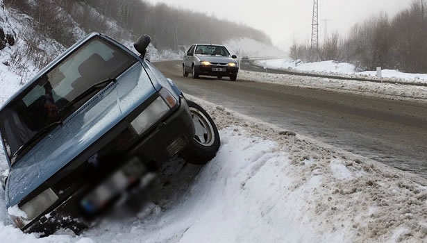 Şiddetli kar yağışı nedeniyle araçlar yollarda kaldı