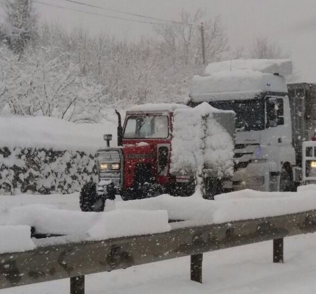 Kar yağdı, traktörcülerin yüzü güldü