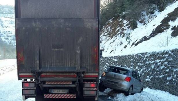 Zonguldak-Ereğli karayolunda kaza nedeniyle duran kişiye kamyonet çarptı