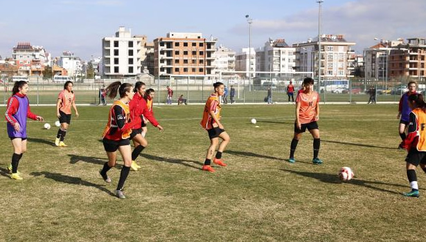1207 Antalya Döşemealtı kadın futbol takımı Ereğli´ye geliyor