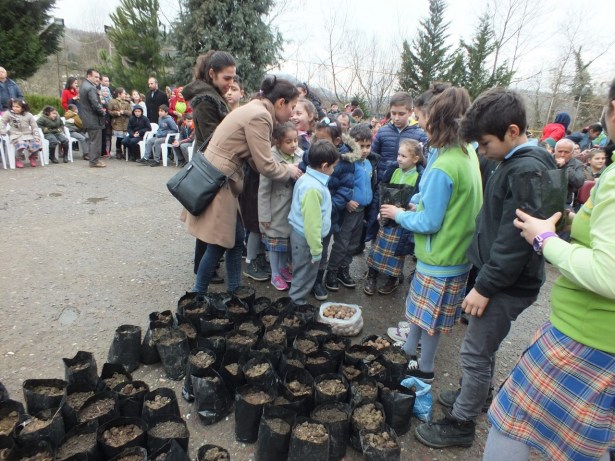Öğrenciler ceviz tohumlarını toprakla buluşturdu