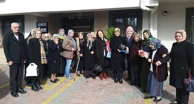 AK Partili kadınlar huzurevi sakinlerini misafir etti