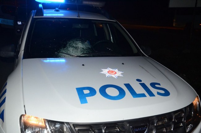 Polis aracının camları kırılıldı