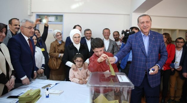 Cumhurbaşkanı Erdoğan, oyunu Saffet Çebi İlkokul'unda Kullandı