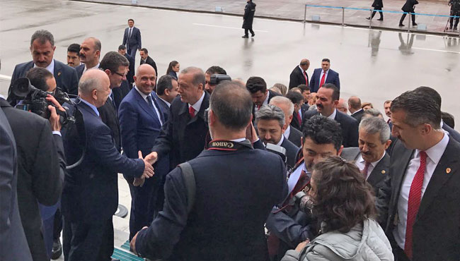 Erdoğan Mecliste... Özbakır karşılayanlar arasında