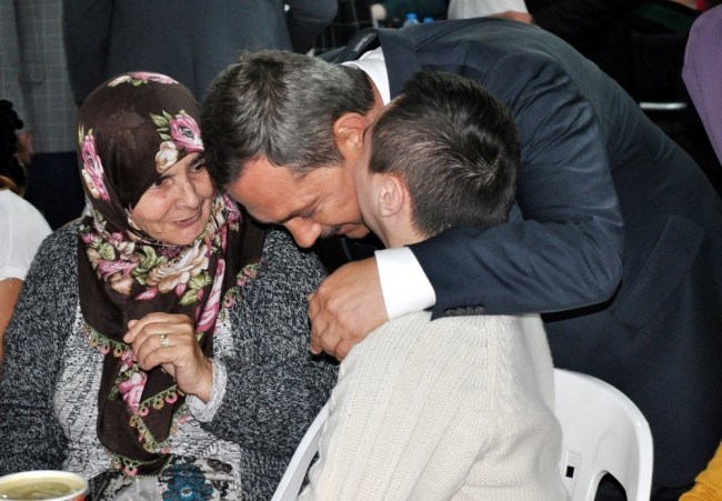 Uysal, iftar sofrasında engelli ve ailelerini ağırladı