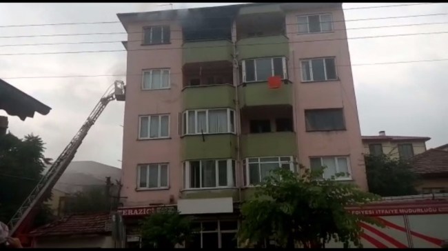 Binanın En Üst Katında Çıkan Yangın Korkuttu.