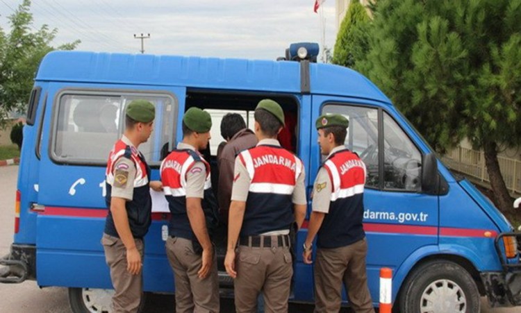 Firari polisi jandarma yakaladı