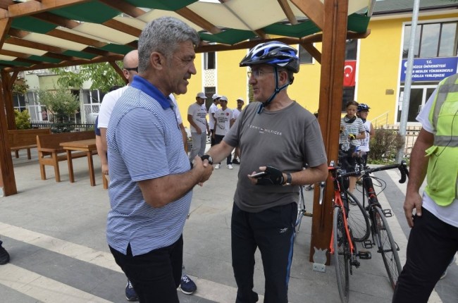 Bisiklet Sevdalılar Türk Bayrağını Başkan Yiğit'e teslim etti