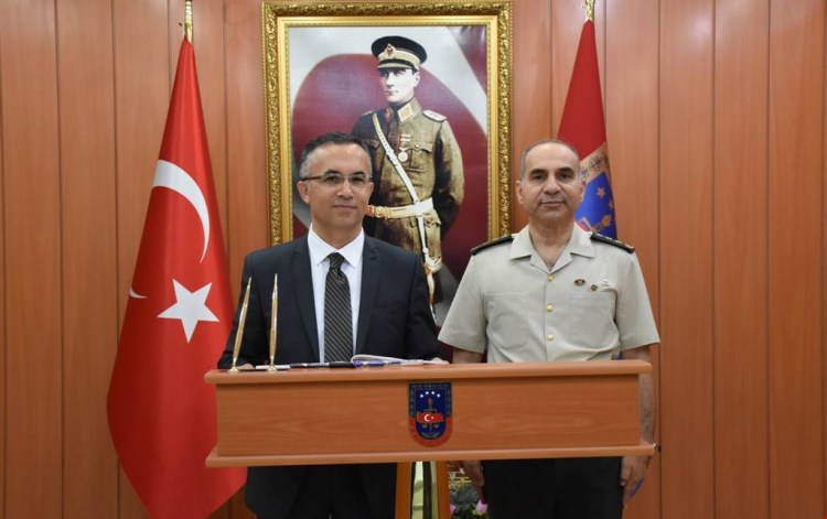 Vali Çeber, İl Jandarma Komutanlığına ziyarette bulundu.