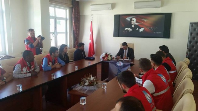 5 yabancı 16 Türk öğrenci Öztürk'ü ziyaret etti.