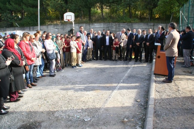 Ahmet Taner Kışlalı Ortaokulunda halı saha açılışı