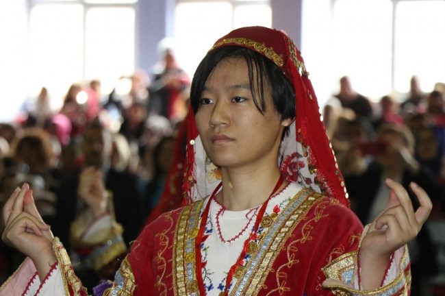 Kozlu'da Çinli öğrencilerden Zonguldak yöresine ait halkoyunu