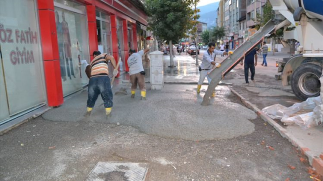 Karabük'te belediyenin kaldırım çalışmaları devam ediyor...