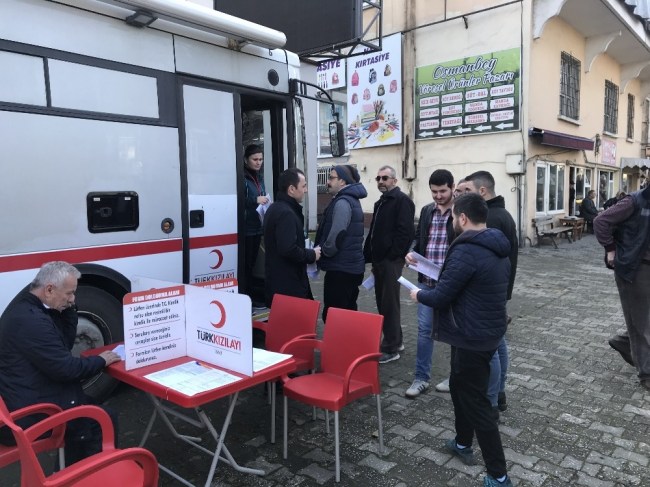 Kızılay kan otobüsü Akçakoca'da kan topladı