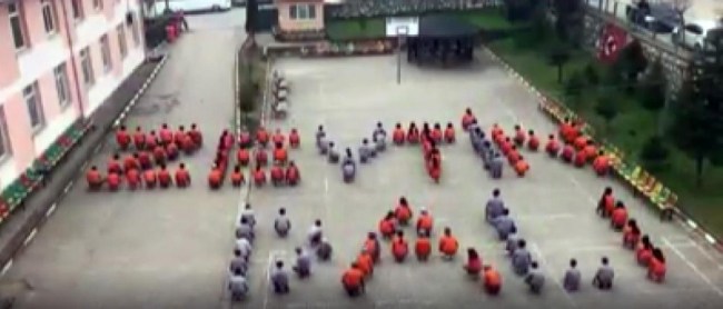 Öğrenciler okul bahçesinde "Zeytin Dalı" yazdılar
