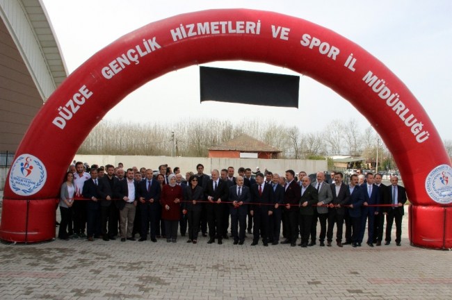Bakan Özlü, Düzce'de spor tesislerinin açılışını yaptı...