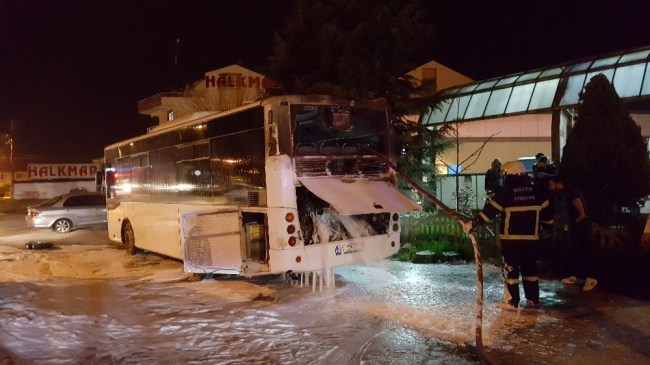 Düzce'de özel halk otobüsü motor kısmından yandı