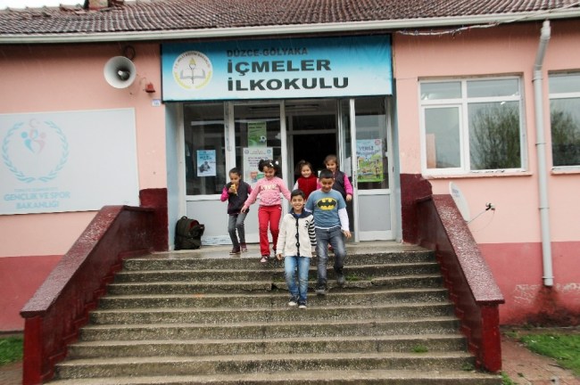 4 ayrı depremin meydana geldiği Gölyaka'da eğitim öğretim devam ediyor